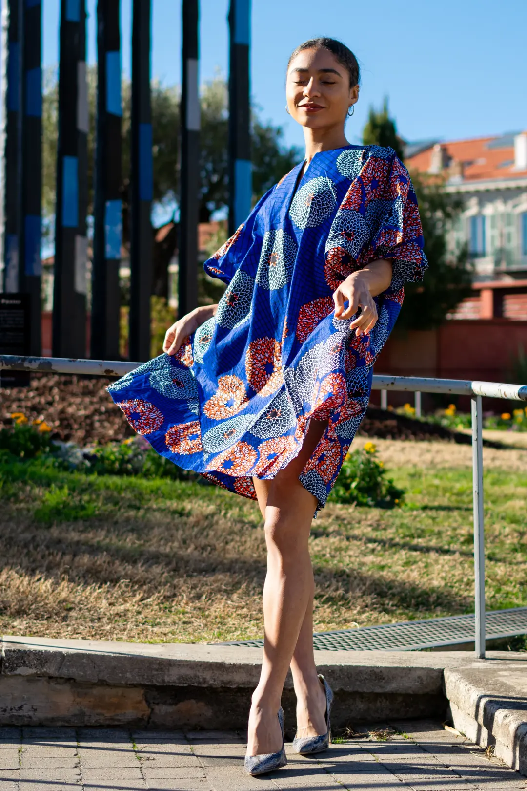 shooting photo d'une femme sur fréjus portant une robe bleu avec des motif en waxx à Nice