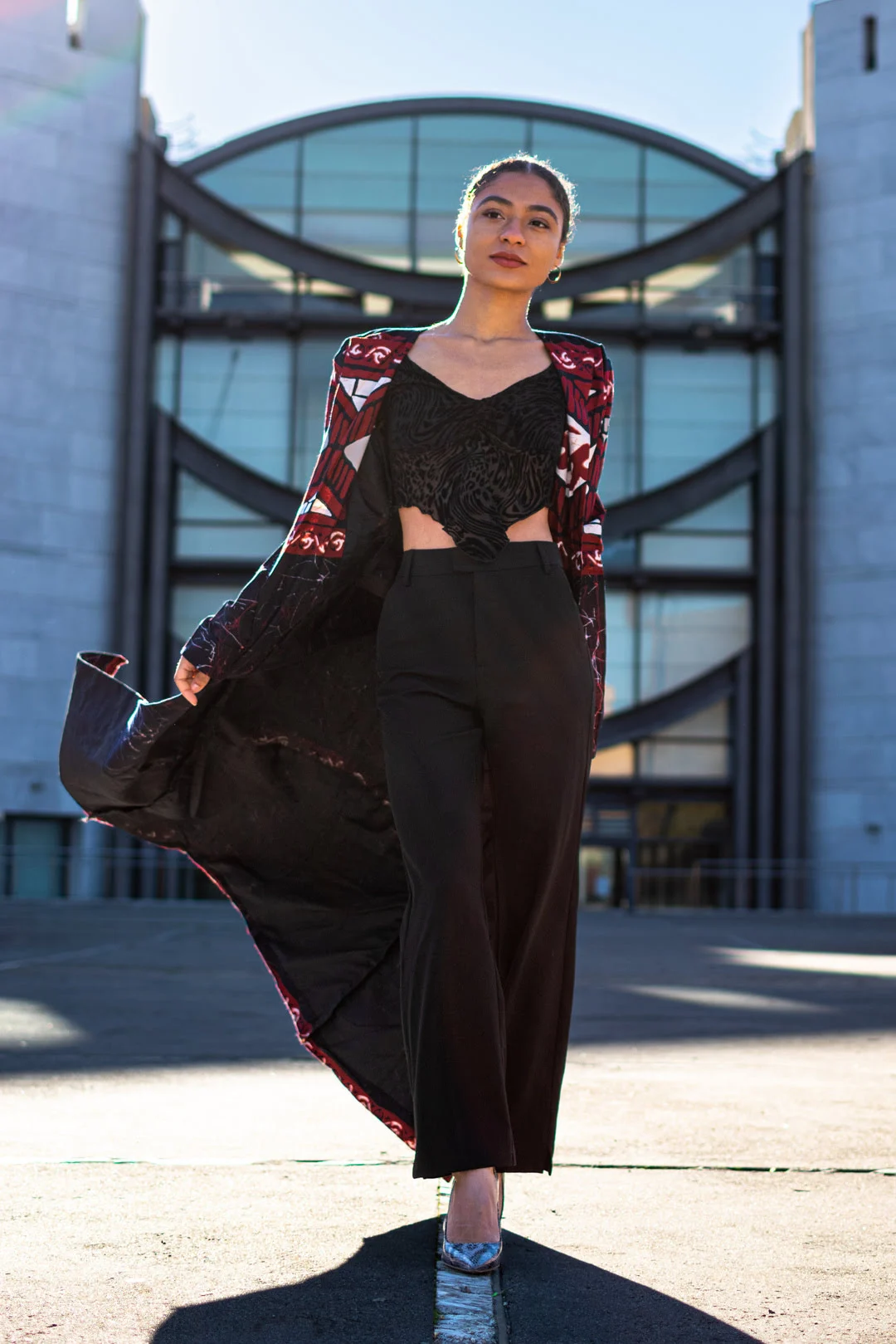 portrait de femme en veste à motif