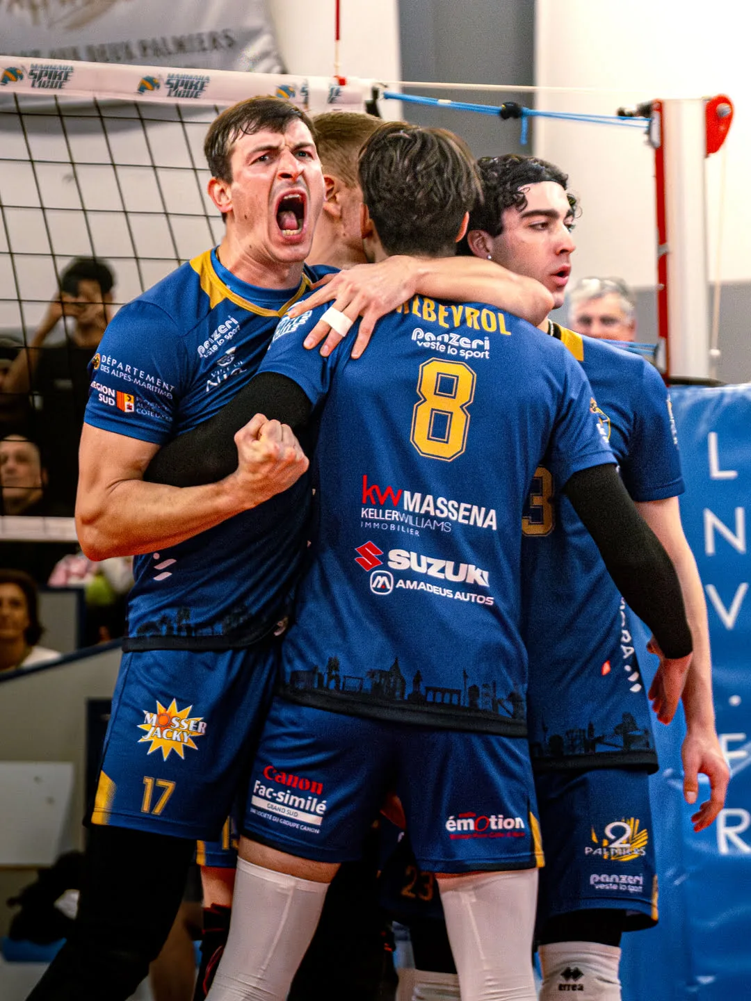 Célébration d’un point en volley masculin, photo sportive professionnelle en salle à Fréjus