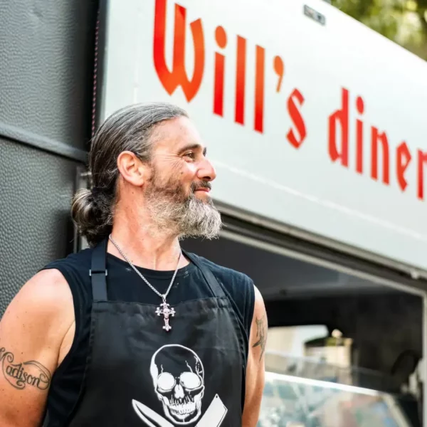 Portrait d’un homme présentant son food-truck réalisé à Ascros, photographié par Franck Martinez spécialisé dans la photo de portrait à Fréjus.