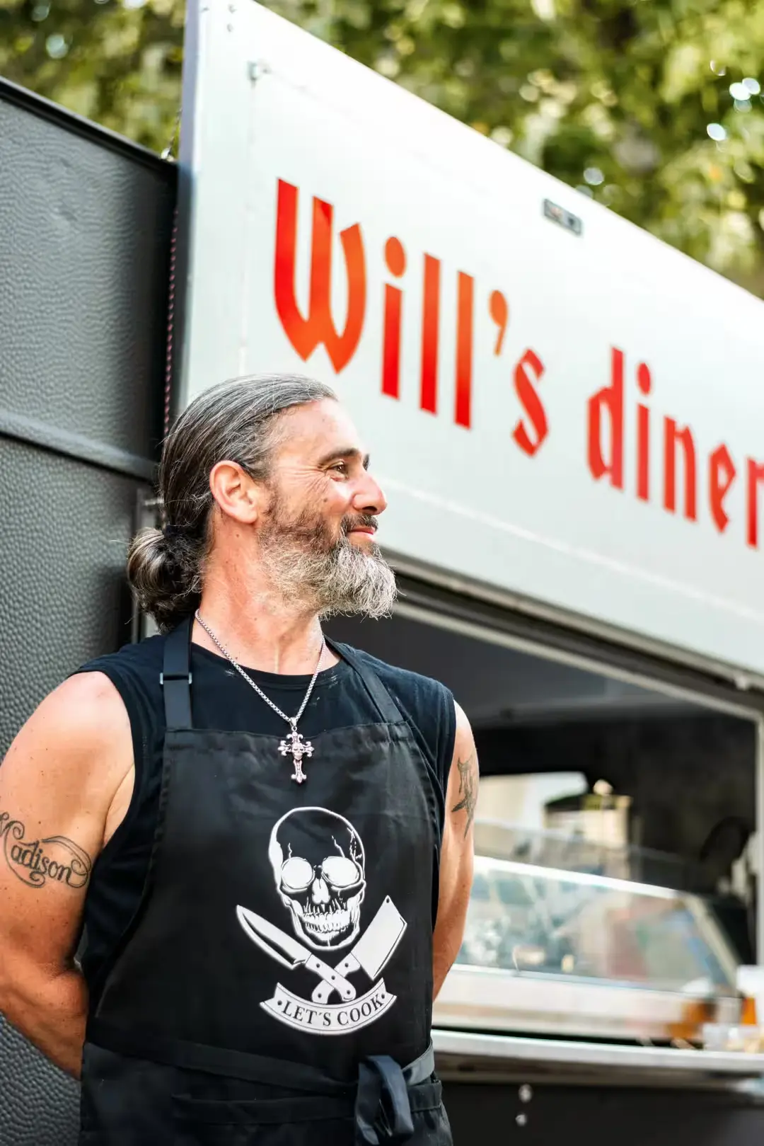 Portrait d’un homme présentant son food-truck réalisé à Ascros, photographié par Franck Martinez spécialisé dans la photo de portrait à Fréjus.