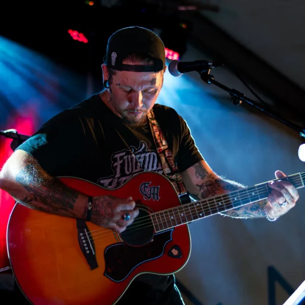 portrait d'un chanteur avec une guitare a un evenement sur fréjus