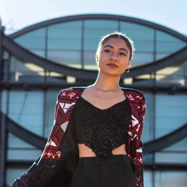 portrait d'une femme portant une veste à motif sur fréjus