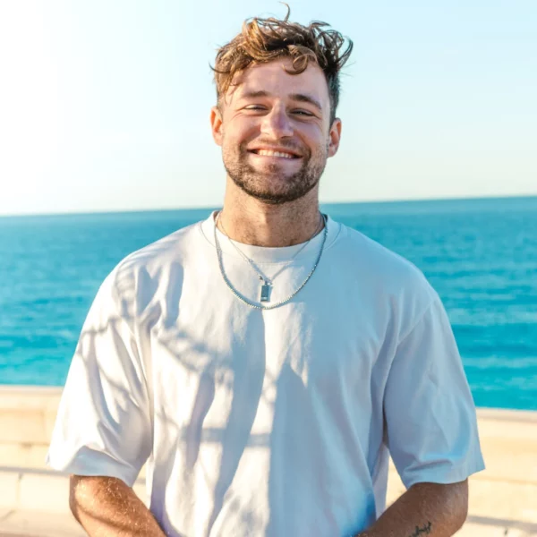 Portrait d’un homme pour son compte instagram personnel réalisé à Nice, photographié par un photographe professionnel spécialisé dans la photo de portrait à Fréjus.