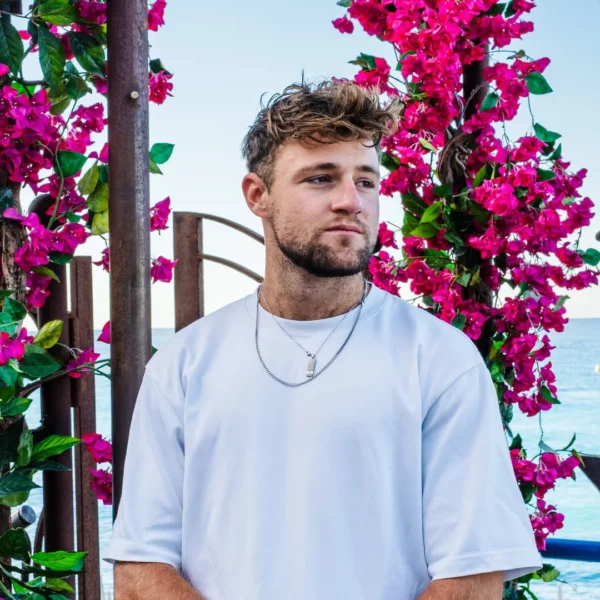 Portrait d’un homme pour son profil perso réalisé à Nice, photographié par un photographe professionnel spécialisé dans la photo de portrait à Fréjus.