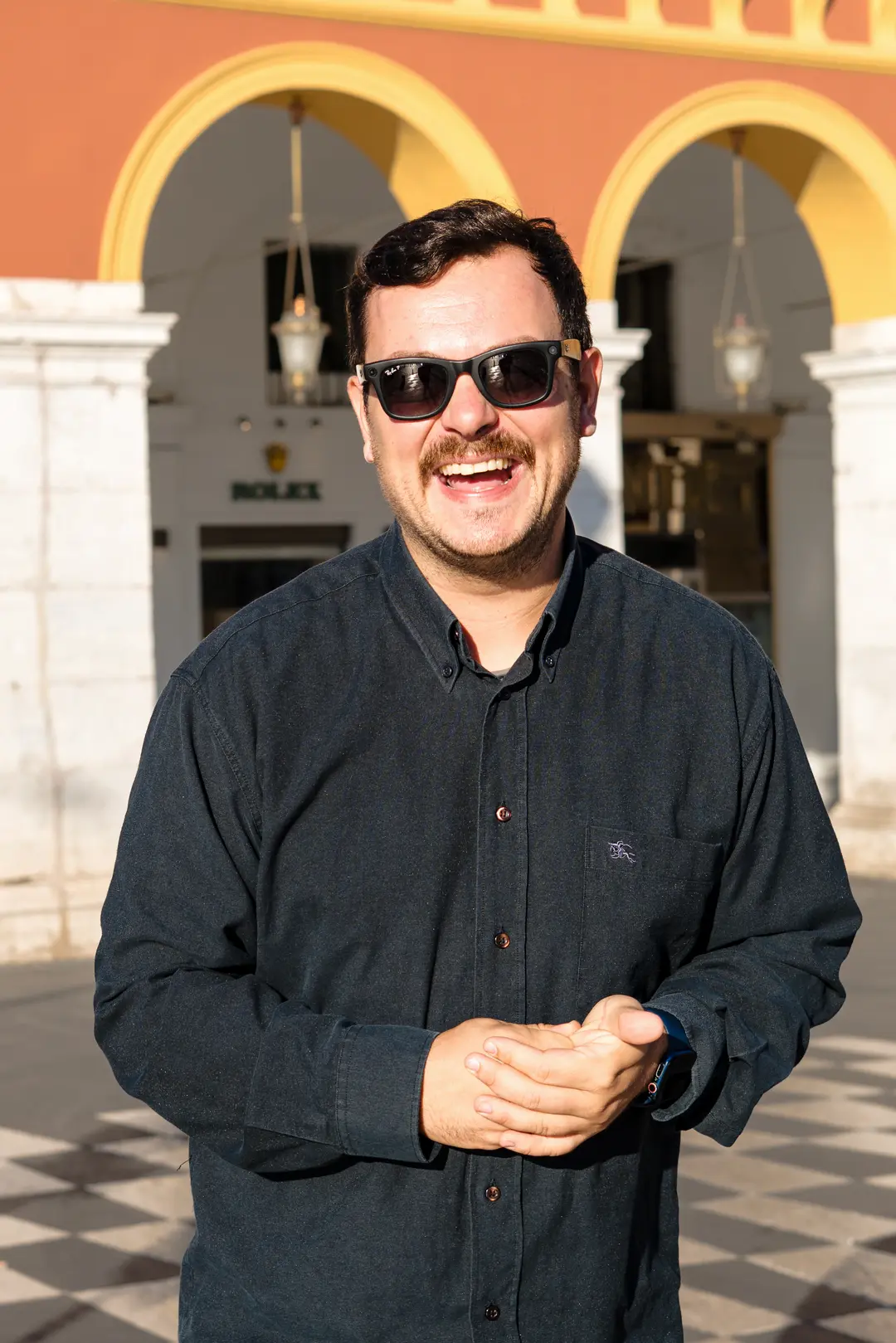 portrait d'un homme souriant à Nice sur place massena