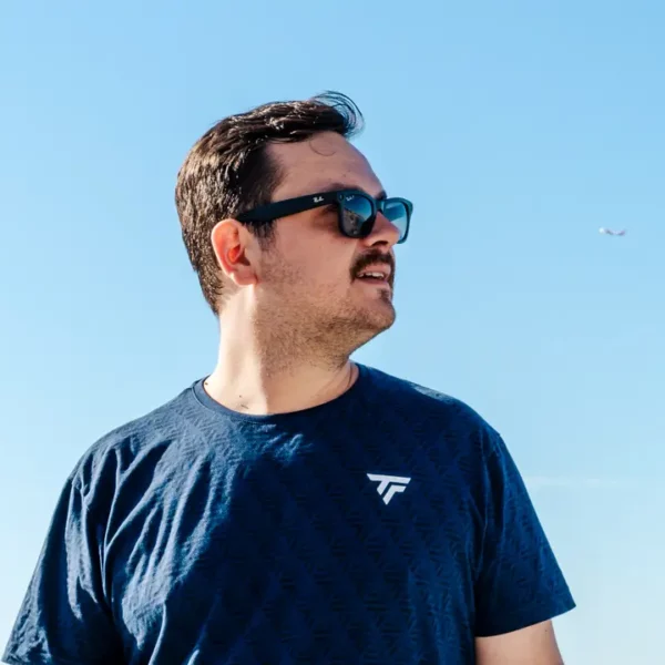 Portrait d’un homme professionnel à Fréjus avec un ciel bleu en arrière-plan