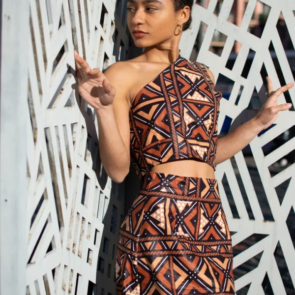 portrait d'une mannequin professionnelle à fréjus portant un ensemble avec des motifs en waxx