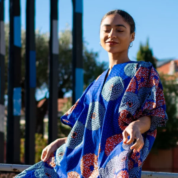 portrait d'une femme en robe avec des motif en waxx de couleur bleu à fréjus