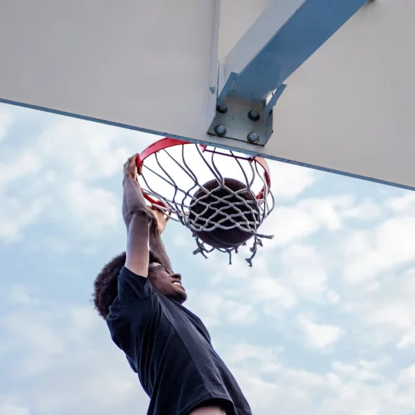 portrait sportif de basket à fréjus montrant un dunk