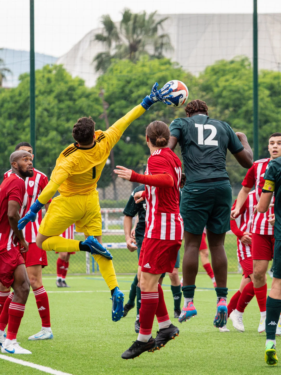 photographie sportive lors d'un match de football à fréjus montrant un arret du gardien