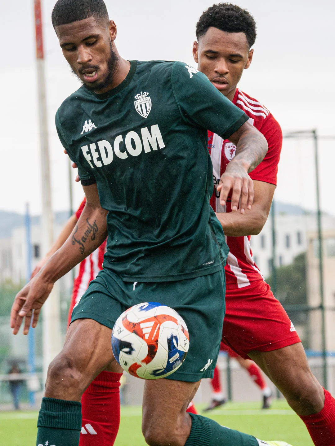 photographie de football de football à fréjus montrant un pressing