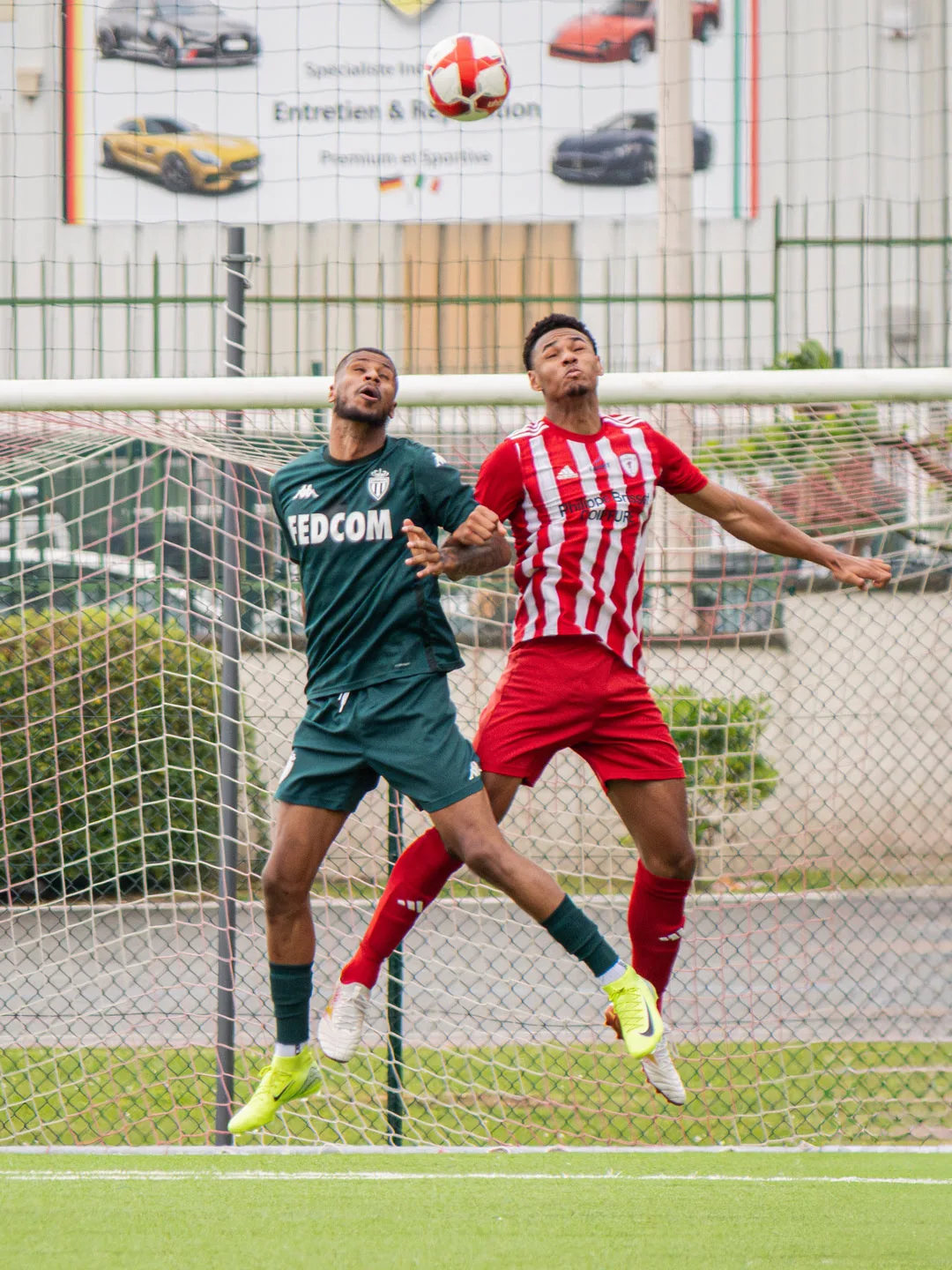 photographie aérienne de football à fréjus