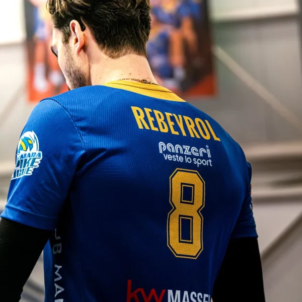 Joueur de volley en salle vu de dos, photo sportive professionnelle dans le var